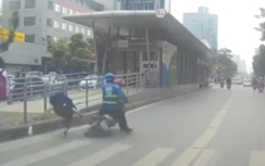 Video: Xe máy vượt đèn đỏ đâm bay nữ sinh vào làn BRT