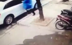 Video: Táo tợn đập vỡ kính ôtô trộm túi xách giữa phố Hà Nội