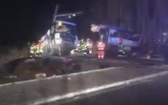 Video: Tàu hỏa đâm gãy đôi xe buýt, 24 học sinh thương vong