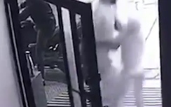 Video: Lừa người mẹ vào nhà rồi bắt cóc con nhanh như chớp