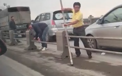 Video:Hàng loạt tài xế ô tô tháo barie trên cầu Thanh Trì trốn CSGT