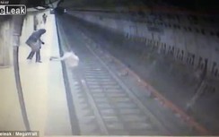 Video: Người phụ nữ đẩy cô gái xuống đường ray để tàu cán chết