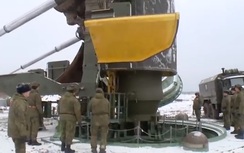 Video:Tận mắt thấy tên lửa liên lục địa Nga được nạp xuống hầm phóng