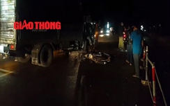 Video: Không có đèn đường, xe máy tự lao vào xe tải