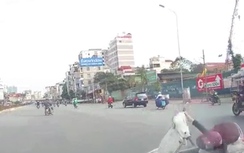 Video: Cô gái lao đầu vào ô tô sau cú né xe máy