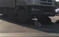 Video: Bị xe tải cuốn vào gầm, cụ bà run rẩy bò ra