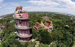 Choáng ngợp với ngôi đền toàn rồng bao quanh ở Thái Lan