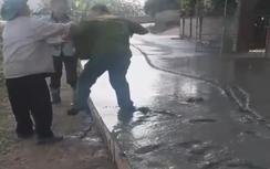 Video:Phóng xe máy cày nát đường mới đổ bê tông còn dọa đánh người