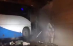 Video: Xe buýt mất lái húc văng ô tô, nát tường đường hầm
