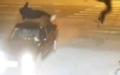 Video: Motor húc trúng ôtô, hai thanh niên văng mỗi người một hướng