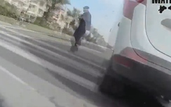 Video: Biker lao thẳng đầu vào ô tô sau cú phóng motor 100km/h