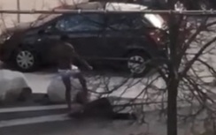 Video: Gã da đen vô cớ đấm đá vào đầu cụ bà giữa đường