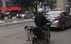 Video: Taxi thản nhiên "tung hoành" trên tuyến đường cấm 24/24 ở Hà Nội