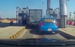 Video: Taxi trốn sau xe tải để "quỵt" tiền khi qua trạm BOT