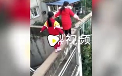 Video:Ba bé gái đi trên thành bức tường cao 20m để vào lớp học