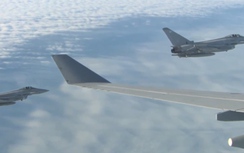 Video: Hai chiến đấu cơ bất ngờ chặn máy bay chở Thủ tướng Anh