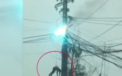 Video: Sốc cảnh thợ sửa điện treo lủng lẳng trên cột điện tóe lửa
