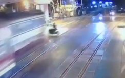 Video: Cố vượt đường ngang, đôi nam nữ bị tàu hỏa cán chết