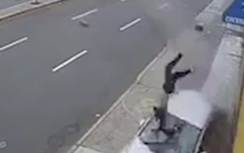 Video: Ô tô đâm bay người đi bộ, lộn nhiều vòng trên không
