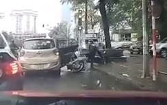 Video: Taxi mở bung cửa khiến hai thanh niên văng lên vỉa hè