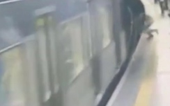 Kẻ lạ mặt đẩy người phụ nữ vào tàu điện ngầm đang lao tới