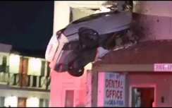 Video: Ô tô lao thẳng lên tầng 2, đầu găm chặt vào tường