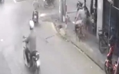Video: Tên cướp cẩn thận dọn dẹp bàn ghế rồi phóng xe giật đồ