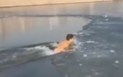 Video: Suýt chết vì lao xuống bơi dưới mặt hồ đóng băng