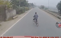 Video: Cụ ông đạp xe tạt đầu container khiến tài xế phanh "cháy" lốp