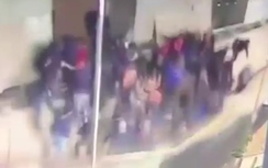 Video: Ban công đổ sập kinh hoàng, hàng chục người "rụng như sung"