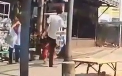 Video: Sốc cảnh gã đàn ông tung chân đá mạnh vào mặt bé trai
