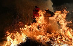 Choáng với lễ hội phi ngựa qua lửa ở Tây Ban Nha
