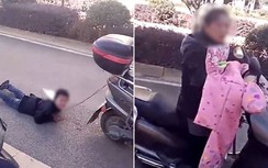 Video: Mẹ trói tay con buộc vào xe máy kéo lê trên đường