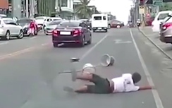 Video: Đủng đỉnh xách xô sang đường bị ô tô đâm lộn nhiều vòng