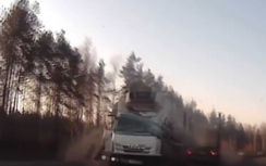 Video: Xe tải phóng như "tên lửa" đâm ô tô văng tung tóe