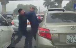 Video: Hai tài xế ôtô choảng nhau giữa phố Hà Nội vì... tắc đường