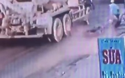 Video: Phanh tránh xe máy, nữ công nhân bị xe bồn cán tử vong