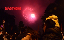 Biển người "bủa vây" công viên Thống Nhất xem pháo hoa đón năm mới