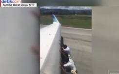 Video: Phi công hạ cánh sai, 20 người toát mồ hôi đẩy máy bay
