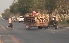 Video: Nông dân tá hỏa vì công nông chạy vòng quanh như "ma làm"