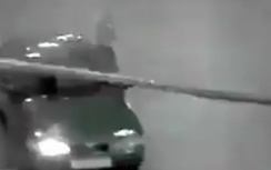 Video: Ô tô đâm bay rào chắn, người ngồi trong phi thẳng ra ngoài