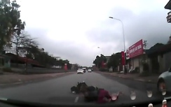 Video: Người phụ nữ mài mặt xuống đường vì ôtô mở cửa bất cẩn