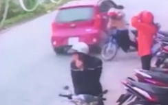 Video: Cố tình dừng xe máy giữa đường, cô gái bị ôtô đâm bay