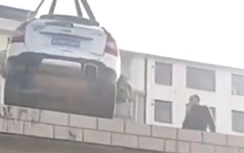 Video: Đỗ nghênh ngang giữa trạm xe buýt, ôtô bị cẩu lên mái nhà