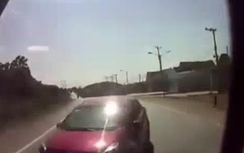 Video: Khoảnh khắc ôtô con phóng nhanh, lấn làn đâm xe khách nát đầu
