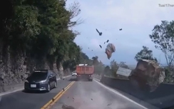 Video: "Thần chết" ngủ quên khi tảng đá trên núi rơi trước đầu ôtô