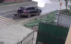 Video: Ô tô dừng đột ngột, chủ xe máy lao đầu vỡ cửa kính