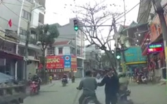 Video: Hai cụ ông thản nhiên "chặn đường" để... "tâm sự"