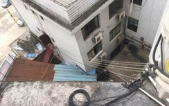 Giận chồng cũ, mẹ vứt con trai 4 tuổi qua cửa sổ tầng 4