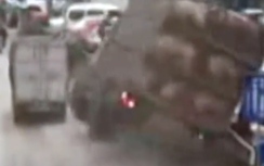 Video: Xe tải đè nát nhiều ô tô, hàng trăm con lợn thoát thân